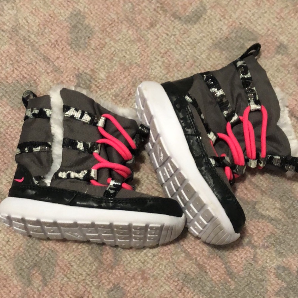 Nike snow boots size 7